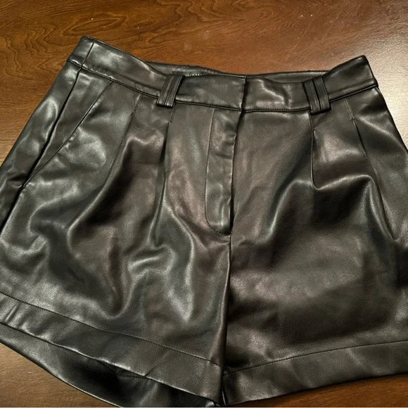 Dynamite Shorts - Picture 2 of 4